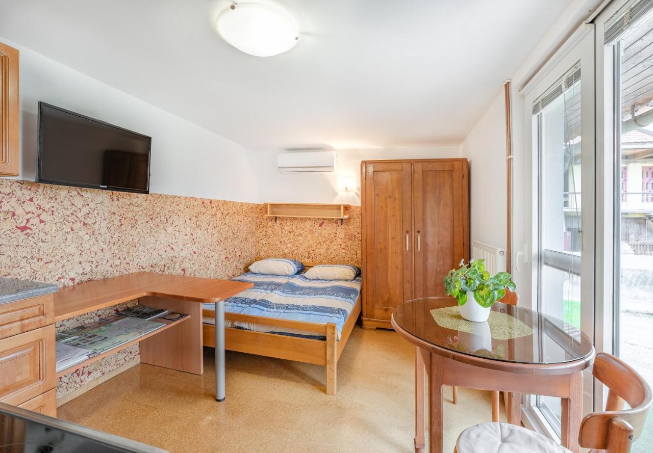 Fortun Estate - Apartmaji Ob Reki Kolpi Metlika Eksteriør billede