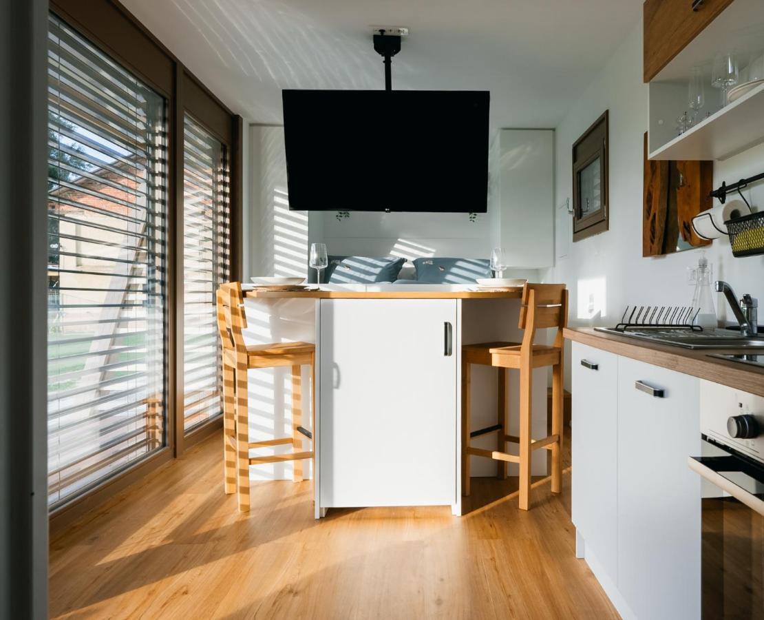 Fortun Estate - Apartmaji Ob Reki Kolpi Metlika Eksteriør billede